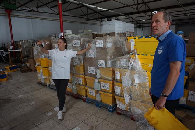 Julia Chenusha zeigt den Besuchern aus Bergheim, wofür die Spenden dringend gebraucht werden.  | Foto: Andrea Floß