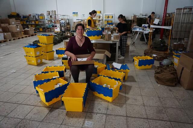 Ehrenamtliche des Vereins "Blau-Gelbes Kreuz" packen Kisten mit Hilfsgütern für die Ukraine-Hilfe.  | Foto: Andrea Floß
