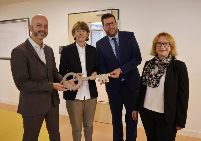 Oberbürgermeisterin Henriette Reker (2.v.l.) nimmt den Schlüssel entgegen. | Foto: Stadt Köln/Banneyer