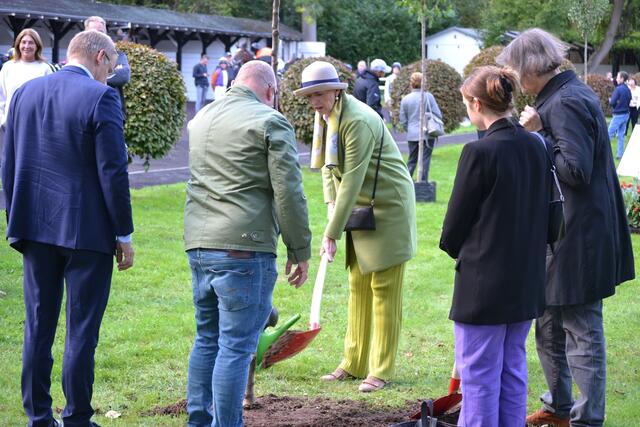 Der erste Baum ist Chefinnen-Sache | Foto: Horst-Peter Nauen