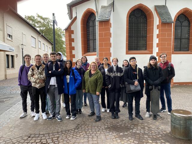 Auf Spurensammlung zum Thema "Jüdisches Leben in Bergheim": Der "Q1"-Zeitzeugen-Projektkurs der Gesamtschule Bergheim mit Gästeführerin Astrid Machuj (Mitte).  | Foto: Andrea Floß