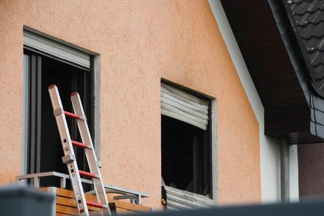 Das Haus von der Rückseite - rechts ist das Fenster mit dem Zimmer, welches nach Angaben der Feuerwehr "ausgedehnt" gebrannt hatte | Foto: Montserrat Manke