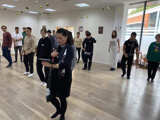Inessa Burdsgla, Inhaberin der Tanzschule Belaro, bringt den Schülerinnen  und Schülern die jüdische Kultur beim Tanzen näher.  | Foto: Andrea Floß