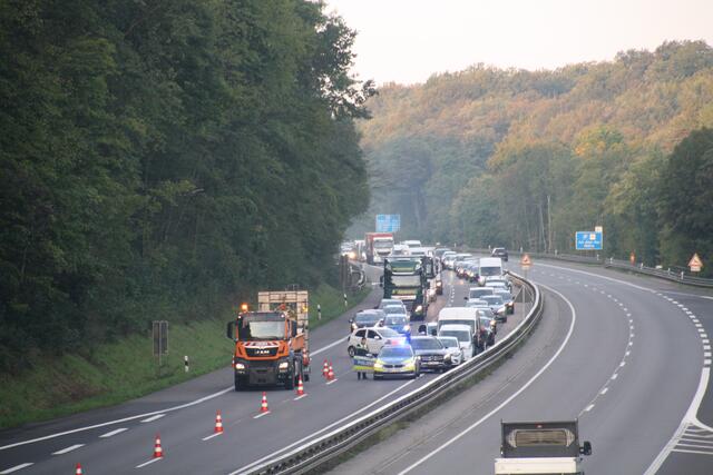 Als versucht wurde, den LKW mit der Winde eines Spezialfahrzeugs zu bergen, wurde die Autobahn komplett gesperrt. | Foto: Montserrat Manke