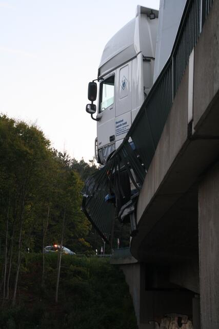 Glück im Unglück hatte der Fahrer, dass der LKW nicht über die Brücke auf die Autobahn fiel. Den Angaben der Feuerwehr zufolge hatte der Mann einen internistischen Notfall - er wurde aus dem Führerhaus befreit und nach der Erstversorgung ins Krankenhaus gebracht. | Foto: Montserrat Manke
