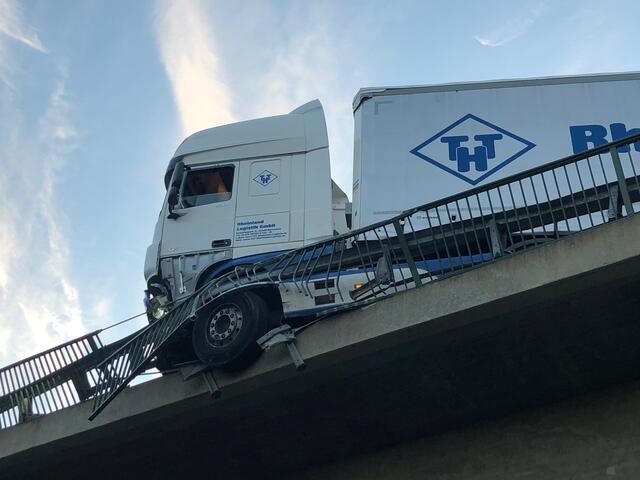 Blick von der Autobahn auf den verunfallten LKW. | Foto: Montserrat Manke