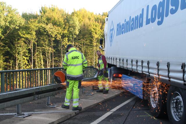 Rechts und links der Unfallstelle wurde das Brückengeländer entfernt. | Foto: Montserrat Manke