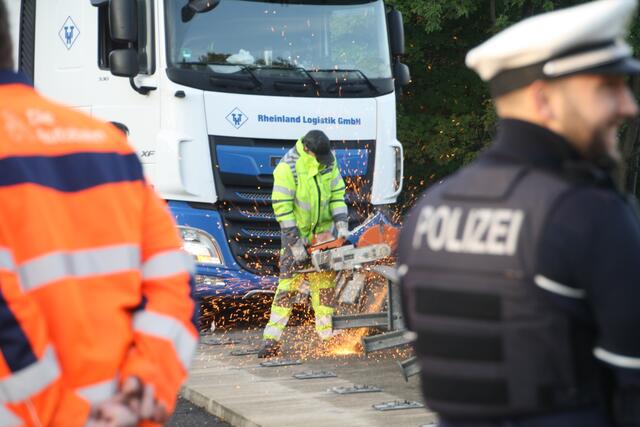 Schlussendlich musste das Brückengeländer abgeflext werden, da der LKW nicht rückwärts gezogen werden konnte. | Foto: Montserrat Manke