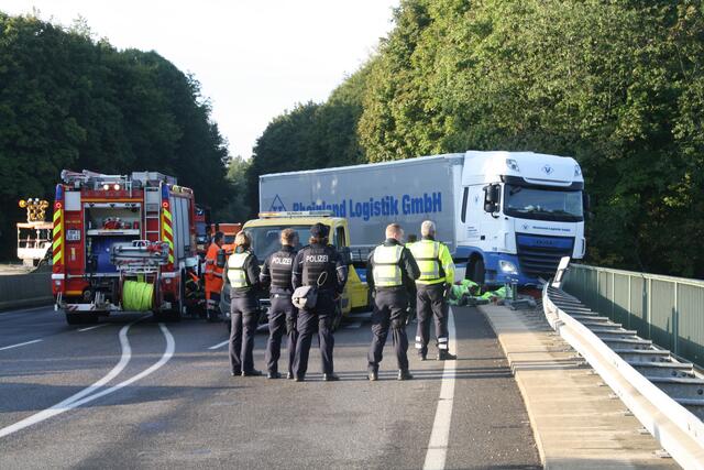 Um 5.49 Uhr wurden die Einsatzkräfte alarmiert, kurz nach 11 Uhr konnte zumindest die Feuerwehr ihren Einsatz vor Ort beenden.  | Foto: Montserrat Manke