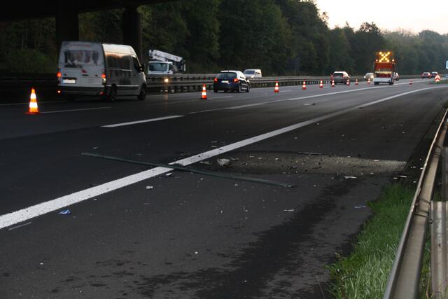 Auf der A553 lagen Trümmerteile. | Foto: Montserrat Manke