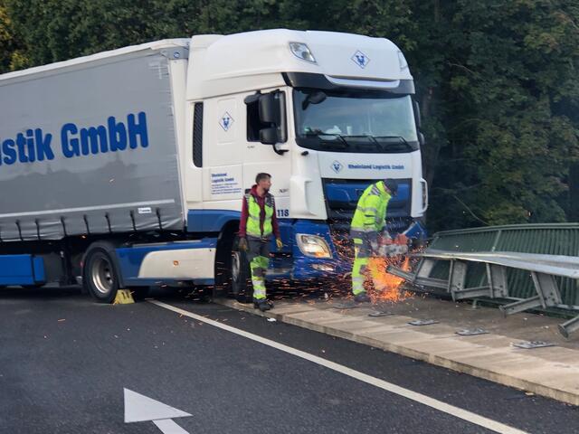 Mit der Flex im Einsatz: Spezialisten trennen das Brückengeländer ab.  | Foto: Montserrat Manke