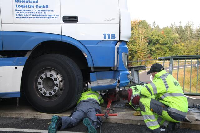Weitere Bergungsversuche mit einem Wagenheber. | Foto: Montserrat Manke