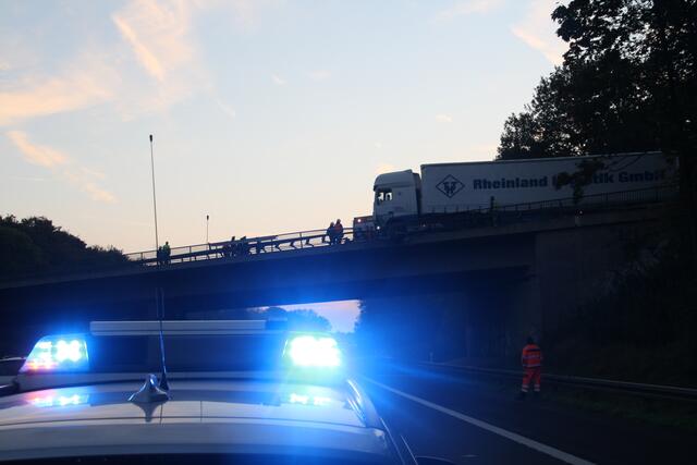 Die Polizei hatte die rechte Spur auf der Autobahn gesperrt. | Foto: Montserrat Manke
