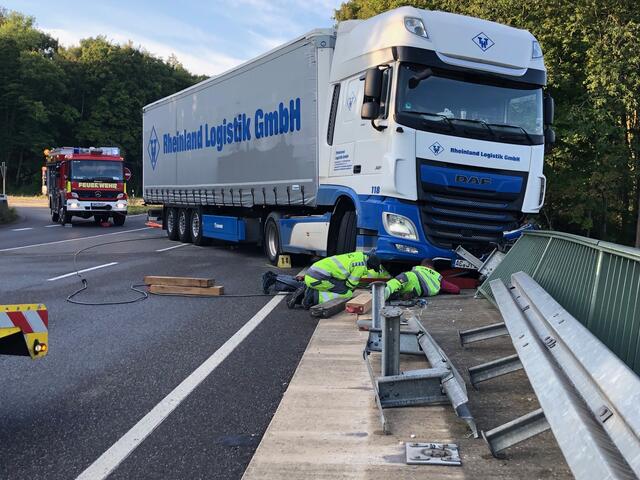 Keine einfache Arbeit - der Wagenheber ist unterm LWK.  | Foto: Montserrat Manke