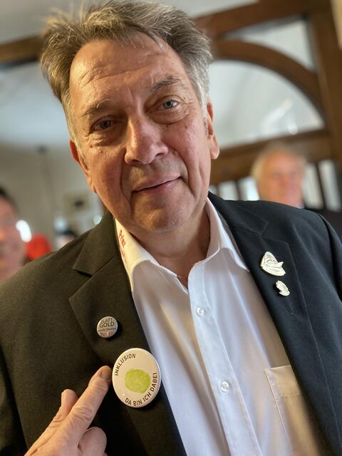 Prinz Werner I. war bei uns am Stand und hat seinen Finger-Abdruck auf den Button gemacht. Das ist ein Zeichen, dass der für Inklusion ist.  | Foto: Blatt-Gold