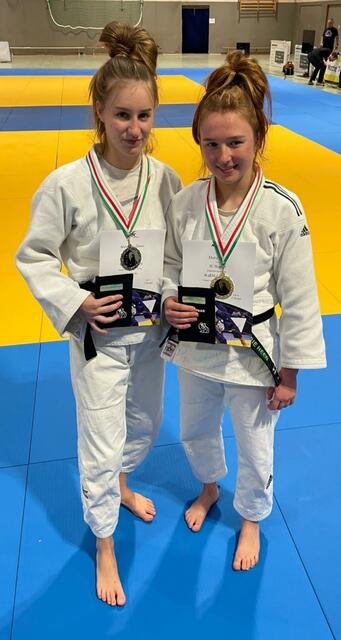 Marie Heeb (re.) gewann das Finale ihrer Gewichtsklasse bei der Westdeutschen Meisterschaft gegen ihre Vereinskameradin Alexandra Gross. | Foto: Judo Club