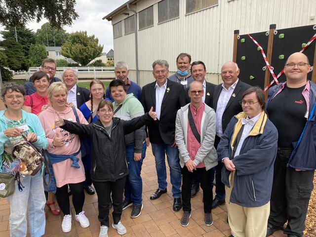 Wir haben Prinz Werner eingeladen und er kam und hat einen Ehren-Button von uns bekommen und einen für Inklusion. | Foto: Blatt-Gold