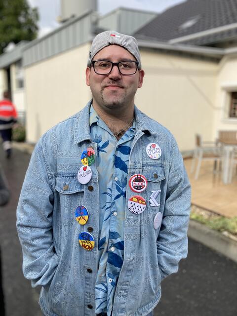 Alex hat an dem Tag die meisten Button gemacht, sehr coole Button mit 1. FC Köln und Frechen gegen Rassismus und Stopp War | Foto: Blatt-Gold