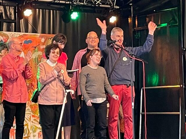 Wir von Blatt-Gold standen auch auf der Bühne; 
Ich bin der ganz rechts mit den Armen hoch. 
 | Foto: privat