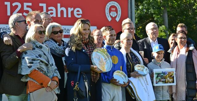 Siegerehrung mit den Besitzern des Hengstes Fantastic Moon | Foto: Horst Nauen