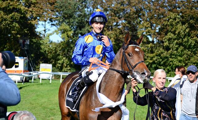 Hengst Fantastic Moon mit Jockey René Piechulek &amp; Trainerin Sarah Steinberg. | Foto: Horst Nauen