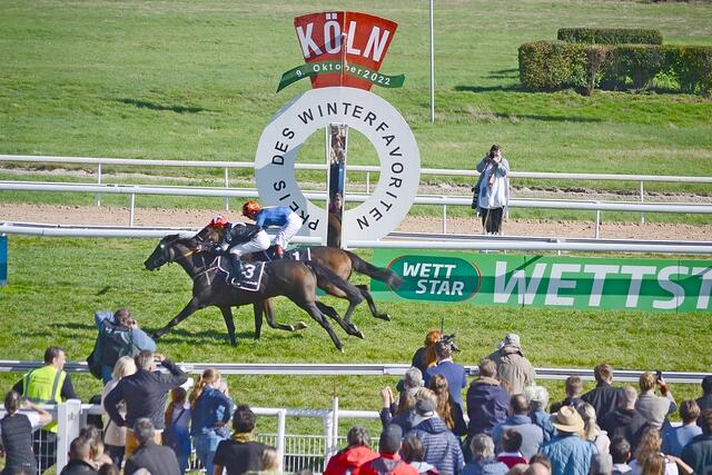 Zielfoto "Köln-Fleischhauer-Trophy" - Nr. 3 Vendetta mit B. Murzabayev vor Stay First (B. Ganbat) | Foto: Horst Nauen