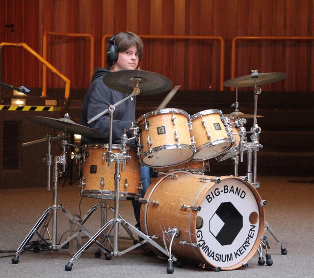 Ein bisschen Hea­vy Me­tal gefällig? Auch das war auf dem Kindermusiktag der Musikschule La Musica kein Problem. Ein Solo auf dem Drumset macht es möglich. | Foto: Claudia Schott