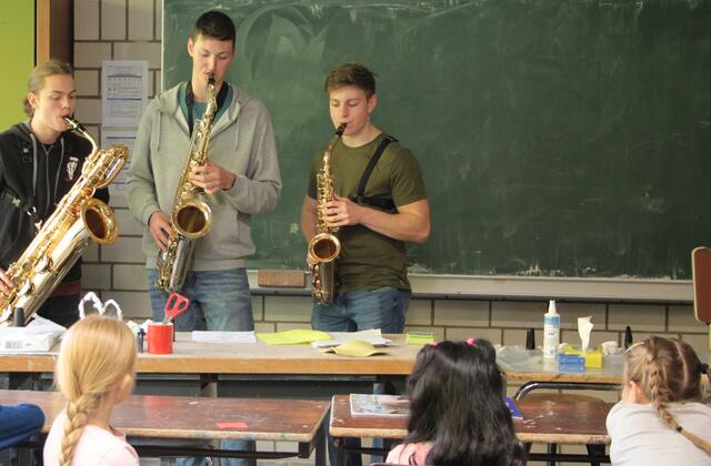 Adolphe Sax hat es 1846 erfunden. Und es hat bis heute in keiner Weise seine Reiz verloren. Hier wird es gleich in drei Tonlagen gespielt und die Kinder hatten viel Spaß beim Zuhören. | Foto: Claudia Schott