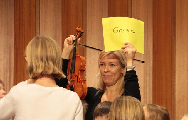 Auch die Streichinstrumente stießen bei den Grundschülern auf reges Interesse. | Foto: Claudia Schott