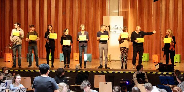 Die Musiklehrer, die beim Kindermusiktag in Kerpen im Einsatz waren, stellen sich vor. | Foto: Claudia Schott