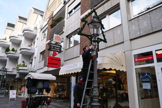 Die Weihnachtbeleuchtung wird in diesem Jahr nur an jedem zweiten Laternenpfahl befestigt. | Foto: Woiciech