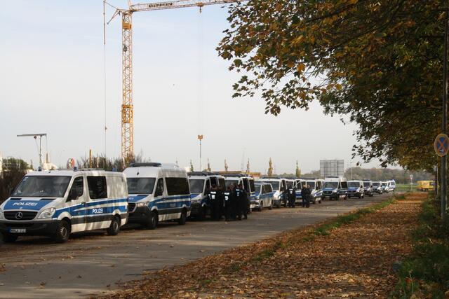 Die Straße zum Tanzsportzentrum: Hier parkten die Einsatzwagen der Hundertschaft. | Foto: Montserrat Manke