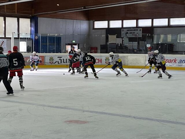 Konzentriert und schnell geht es beim Eishockey zu. | Foto: Thomas Kautschke