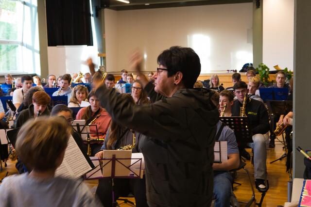 Orchesterleiterin Renate Clemens voll in Action.  | Foto: ©Torsten Rabe