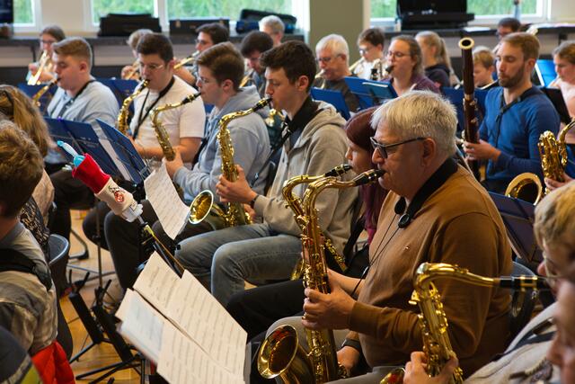 Höchste Konzentration ist bei den Proben gefordert. Auch wenn es anstrengend ist, jede Musikerin und jeder Musiker des Orchesters der Musikschule La Musica ist mit Feuereifer bei der Sache. Das Ziel: Das große Orchesterkonzert am 27. November im Medio in Bergheim. | Foto: ©Torsten Rabe