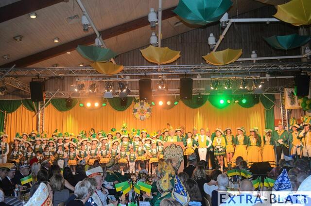 Die Ehrengarde Hangelar in voller Stärke auf der Bühne des Haus der Nachbarschaft. | Foto: Gaebel