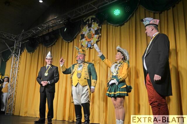 Präsident Dirk Huchler und Kommandeurin Denise Biskup bei der Verleihung des Sessionsordens an Bürgermeister Dr. Max Leitterstorf (li.) und Ortsvorsteher Wilfried Schwabe (re.) | Foto: Gaebel