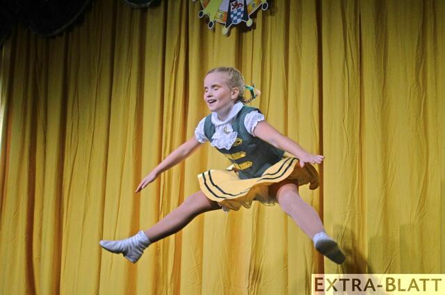 Auftritt des Solomariechens Antonia Schüring, die diese Session zum ersten Mal als Solomariechen tanzt. | Foto: Gaebel