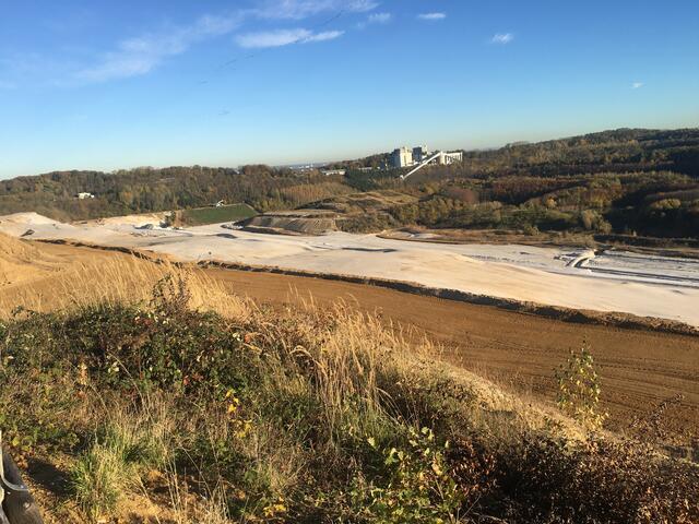 Blick vom nördlichen Aussichtspunkt in die Grube, zum Werk und dem rekultivierten Bereich