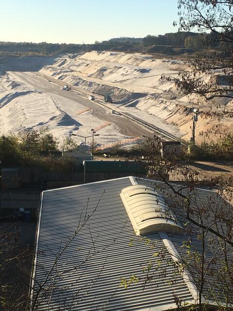 Blick vom Werk aus in die Grube, wo auf 2 Stufen der Sand auf einer Länge von ca.,1,5 km abgebaut wird