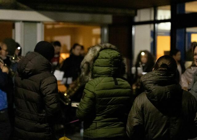 Auch viele Freunde der Musikschule La Musica haben sich vor dem Elsdorfer Rathaus versammelt | Foto: Torsten Rabe