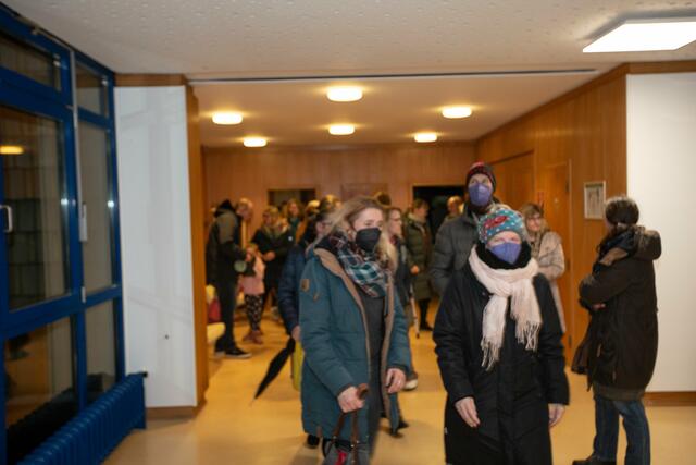 Nachdem der Tagesordnungspunkt "Musikschule La Musica" behandelt war, haben die rund 120 Besucher den Sitzungssaal wieder verlassen. | Foto: Torsten Rabe