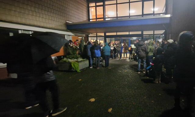 Es waren auch viele Unterstützer der Musikschule La Musica nach Elsdorf gekommen. | Foto: Torsten Rabe