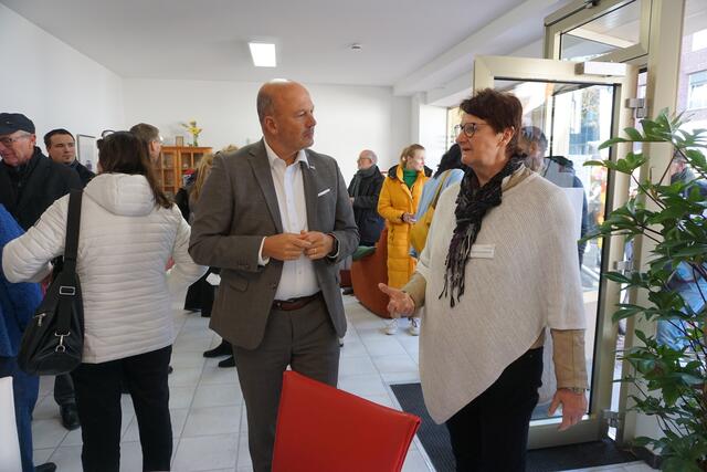 Landrat Frank Rock und die Wohnberaterin des Rhein-Erft-Kreises, Valeria Erlenkötter, im Austausch. | Foto: Andrea Floß
