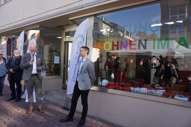 Landrat Frank Rock und der Bergheimer Kämmerer Matthias Esser eröffnen die neue Musterdemenzwohnung, ein Projekt des Rhein-Erft-Kreises in Kooperation mit der Stadt Bergheim. | Foto: Andrea Floß