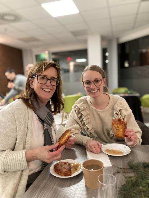 Auch die Frau und die Tochter von Werner sind vorbei gekommen und haben mit uns Reibekuchen gegessen. Claudia und Ricarda sind genauso nett wie Werner Mörs.  | Foto: Blatt-Gold