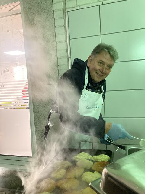 Der Karnevals-Prinz Werner Moers von Frechen war da und hat über 200 Reibekuchen gebrutzelt. Der stand 3 Stunden in der Kälte. Für uns. Hat er seine Freizeit für uns geopfert. Das fanden wir sehr sehr aus Liebe gebacken die Reibe-Kuchen. Ohne seine Hilfe könnten wir das nicht machen. Da haben wir unsere Redaktion eingeweiht bei der Reibekuchen Punsch sause  | Foto: Blatt-Gold