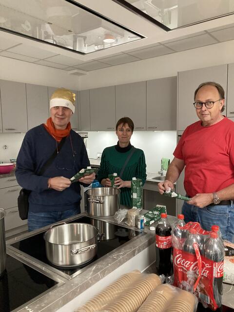 Unsere Ehrenamtlerin Sabrina und der Heiner, der uns seit 3 Jahren schon als Ehrenamtler hilft bei der Schreibwerkstatt. Schön, dass ihr immer alles mitmacht und uns helft.  | Foto: Blatt-Gold