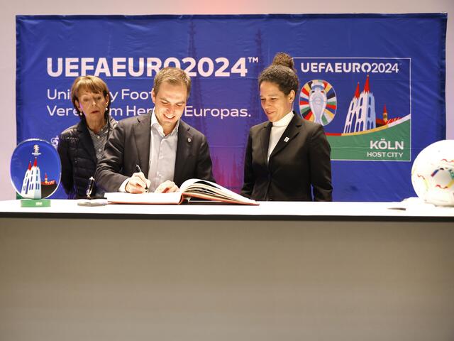 Philipp Lahm, Fußballweltmeister 2014 und Turnierdirektor der EM 2024 trug sich mit Ex-Nationalspielerin Célia Šašic im Beisein von OB Henriette Reker ins Gästebuch der Stadt ein.  | Foto: Banneyer
