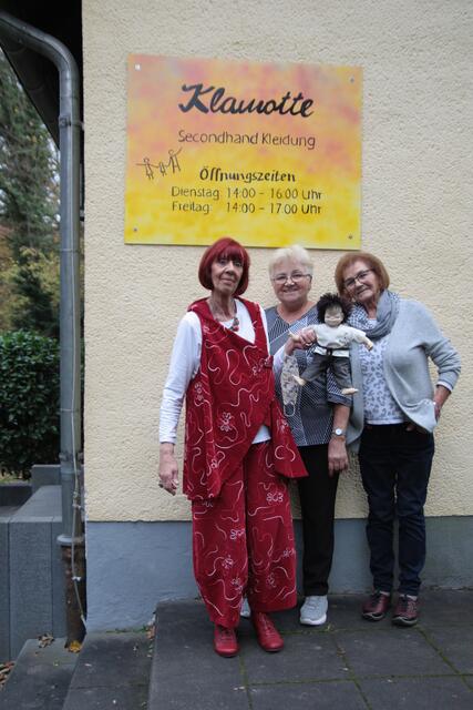 Das Team der „Klamotte“ (v.l.): Gabi Helbing, Klara Kuczera, Marianne Forsbach, auf dem Bild fehlt Gabi Plomer. Foto: priv